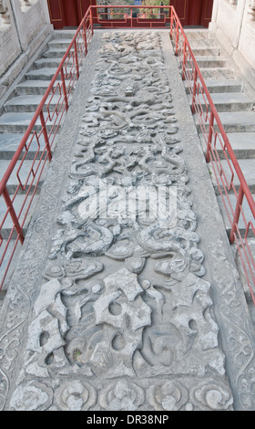 Pietra scolpita su scale di Dachengmen (gate del grande risultato) nel Tempio di Confucio al Guozijian St a Pechino in Cina Foto Stock