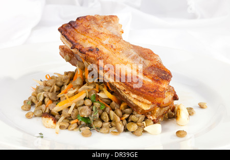 Bacon arrosto con le lenticchie e aglio Foto Stock