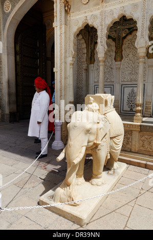 Marmo scolpito elephant al di fuori del cancello di ingresso alla città di Jaipur Palace, Rajasthan, India Foto Stock