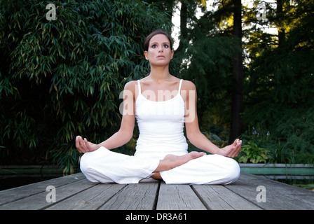 Donna fare yoga Foto Stock