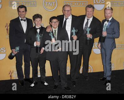 Los Angeles, CA, Stati Uniti d'America. 18 gennaio, 2014. Cast della famiglia moderna, Ty Burrell, Nolan Gould, Rico Rodriguez, Ed O'Neill, Eric Stonestreet e Jesse Tyler Ferguson in sala stampa per il ventesimo annuale di Screen Actors Guild Awards (Cali) - Sala stampa, lo Shrine Auditorium, Los Angeles, CA 18 gennaio 2014. Credito: Elizabeth Goodenough/Everett raccolta/Alamy Live News Foto Stock