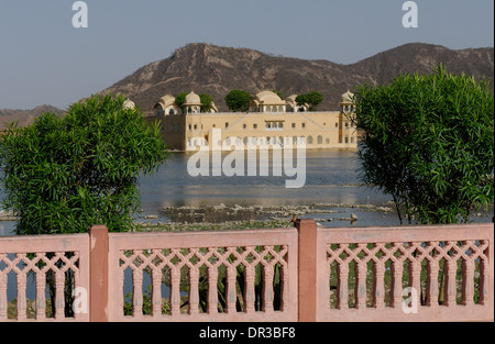 La Jal Mahal Palace nell'uomo Sagar Lago, Jaipur, Rajasthan, India Foto Stock