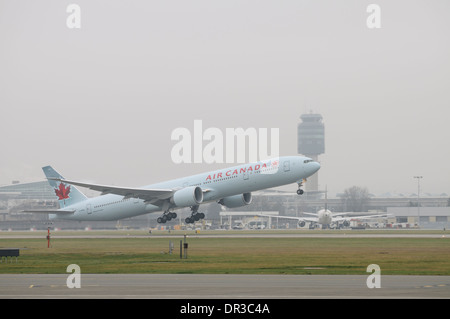 Air Canada Boeing 777-300ER C-FNNU di decollare in presenza di nebbia dall'Aeroporto Internazionale di Vancouver in Canada Foto Stock