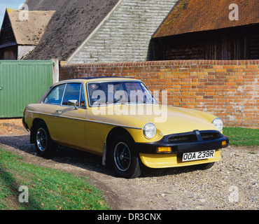 MG MGB GT 1976 - Paraurti di gomma modello - in cottage di campagna impostazione Foto Stock