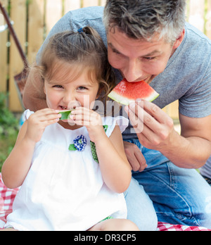 Famiglia avente cocomero un picnic Foto Stock