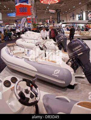 Toronto, Canada. Xix gen, 2014. I visitatori osservano barche sul display durante il 2014 Toronto International Boat Show a energia diretta centro di Exhibition Place a Toronto, Canada, Gennaio 18, 2014. Come uno dei più grandi consumatori barca mostra in Nord America e in questo caso espone più di mille i nuovi modelli di imbarcazioni e motori sul mercato da Gen 11 al 19 gen. Credito: Zou Zheng/Xinhua/Alamy Live News Foto Stock