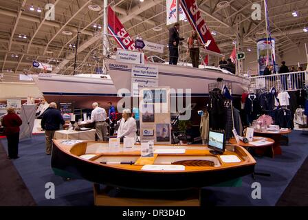 Toronto, Canada. Xix gen, 2014. I visitatori osservano barche sul display durante il 2014 Toronto International Boat Show a energia diretta centro di Exhibition Place a Toronto, Canada, Gennaio 18, 2014. Come uno dei più grandi consumatori barca mostra in Nord America e in questo caso espone più di mille i nuovi modelli di imbarcazioni e motori sul mercato da Gen 11 al 19 gen. Credito: Zou Zheng/Xinhua/Alamy Live News Foto Stock