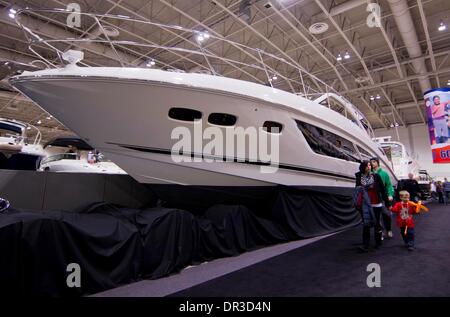 Toronto, Canada. Xix gen, 2014. I visitatori osservano barche sul display durante il 2014 Toronto International Boat Show a energia diretta centro di Exhibition Place a Toronto, Canada, Gennaio 18, 2014. Come uno dei più grandi consumatori barca mostra in Nord America e in questo caso espone più di mille i nuovi modelli di imbarcazioni e motori sul mercato da Gen 11 al 19 gen. Credito: Zou Zheng/Xinhua/Alamy Live News Foto Stock