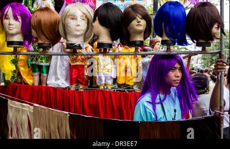 Manila, Filippine. 18 gennaio, 2014. Metro Manila, Filippine - 18 Gennaio 2014: un fornitore parrucca durante il festival Lakbayaw, ÃƒÂ¢??LakbayawÃƒÂ¢?Ã'Â festival dal Tagalog parole, 'Lakbay " (viaggio) e 'Sayaw" (danza) nell'area urbana di Tondo, Manila che unifica quasi tutte le organizzazioni, scuole, gruppi di comunità e la gente di Tondo come parte della loro devozione al Santo Nino.Filippine è il solo Cattolico Romana Nazione nel sud-est asiatico con circa 93 percento di praticare la fede. © Herman R. Lumanog/NurPhoto/ZUMAPRESS.com/Alamy Live News Foto Stock