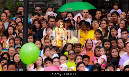 Manila, Filippine. 18 gennaio, 2014. Metro Manila, Filippine - 18 Gennaio 2014: immagine del Bambino Gesù in centro durante il ÃƒÂ¢??LakbayawÃƒÂ¢?Ã'Â festival dal Tagalog parole, 'Lakbay " (viaggio) e 'Sayaw" (danza) nell'area urbana di Tondo, Manila che unifica quasi tutte le organizzazioni, scuole, gruppi di comunità e la gente di Tondo come parte della loro devozione al Santo Nino.Filippine è il solo Cattolico Romana Nazione nel sud-est asiatico con circa 93 percento di praticare la fede. © Herman R. Lumanog/NurPhoto/ZUMAPRESS.com/Alamy Live News Foto Stock