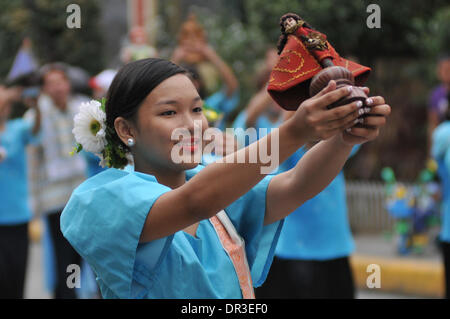 Manila, Filippine. 18 gennaio, 2014. MANILA, Filippine - Locali prendere parte alla street dancing localmente noto come Buling Buling Festival in Pandacan, Manila un giorno prima della festa di sto. Nino, 18 gennaio 2014. La danza tradizionale è tenuto in onore del Sto. Nino che salvò la città di Pandacan dall essere polverizzato mediante gli spagnoli durante il periodo coloniale. Credito: George Calvelo/NurPhoto/ZUMAPRESS.com/Alamy Live News Foto Stock