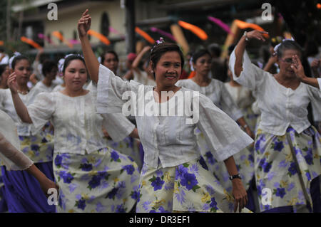 Manila, Filippine. 18 gennaio, 2014. MANILA, Filippine - Locali prendere parte alla street dancing localmente noto come Buling Buling Festival in Pandacan, Manila un giorno prima della festa di sto. Nino, 18 gennaio 2014. La danza tradizionale è tenuto in onore del Sto. Nino che salvò la città di Pandacan dall essere polverizzato mediante gli spagnoli durante il periodo coloniale. Credito: George Calvelo/NurPhoto/ZUMAPRESS.com/Alamy Live News Foto Stock