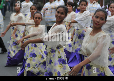 Manila, Filippine. 18 gennaio, 2014. MANILA, Filippine - Locali prendere parte alla street dancing localmente noto come Buling Buling Festival in Pandacan, Manila un giorno prima della festa di sto. Nino, 18 gennaio 2014. La danza tradizionale è tenuto in onore del Sto. Nino che salvò la città di Pandacan dall essere polverizzato mediante gli spagnoli durante il periodo coloniale. Credito: George Calvelo/NurPhoto/ZUMAPRESS.com/Alamy Live News Foto Stock