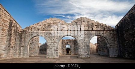 Rovine di Trial Bay Gaol vicino a South West Rocks, NSW Australia mostrante alte pareti di mattoni e ingresso ad arco modi contro il cielo blu Foto Stock