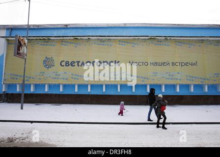 Svetlogorsk, Russia 18th, Gennaio 2013 persone godono di freddo giorno di sabato sulla congelati del Mar Baltico riveste in Svetlogorsk resort, Oblast di Kaliningrad, Russia Credito: Michal Fludra/Alamy Live News Foto Stock