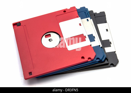 Floppy disk colorati impilati su sfondo bianco, tecnologia retrò Foto Stock