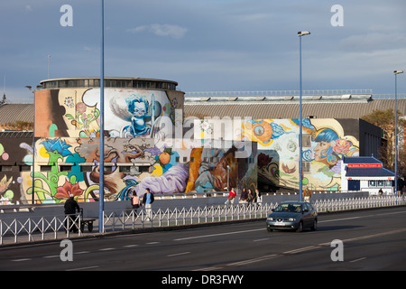 Murales su un lato posteriore di una stazione degli autobus a Siviglia in Spagna. Foto Stock