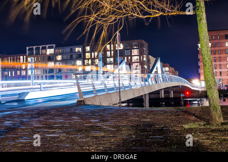 Quartiere residenziale con canali in barca e parcheggi in Copenhagen Foto Stock