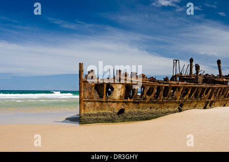 Arrugginimento rimane del luxury liner Maheno naufragare sulla spiaggia di Fraser Island Queensland Australia Foto Stock