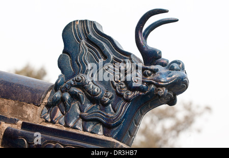 Dettagli del tetto nel tempio taoista di cielo, Pechino, Cina. Blue tegole del tetto simboleggiano il cielo Foto Stock