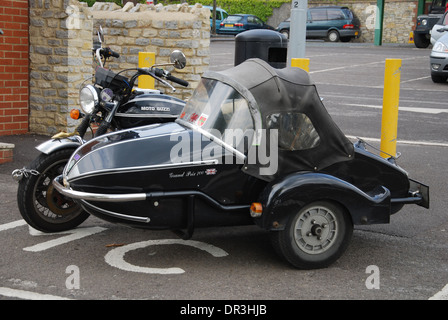 Moto Guzzi con Grand Prix 700 sidecar, parcheggiato a Glastonbury Regno Unito Foto Stock