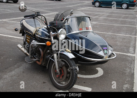 Moto Guzzi con Grand Prix 700 sidecar, parcheggiato a Glastonbury Regno Unito Foto Stock