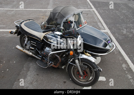 Moto Guzzi con Grand Prix 700 sidecar, parcheggiato a Glastonbury Regno Unito Foto Stock