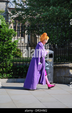 La gente colorata in Glastonbury High Street Somerset Inghilterra Foto Stock