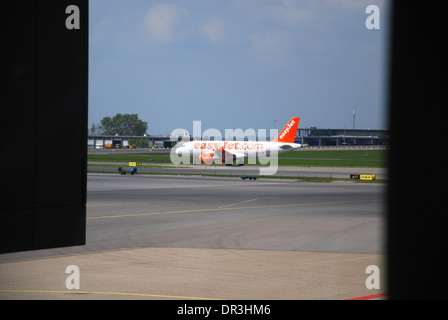 EasyJet Airbus il decollo dall'aeroporto di Schiphol Amsterdam Paesi Bassi Foto Stock