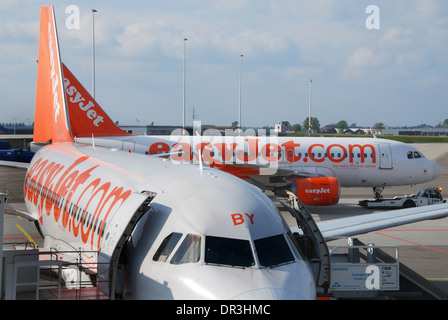 EasyJet aerei Airbus all'aeroporto di Schiphol Amsterdam Paesi Bassi Foto Stock