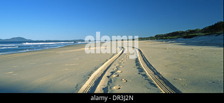 Tracce su una deserta spiaggia australiana sono il solo segno di intrusione umana. Foto Stock