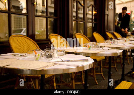 Caffè terrazza con tavoli e sedie, Le Square Trousseau, Parigi, Francia. Foto Stock