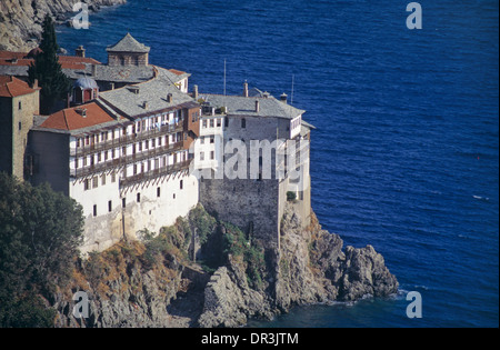 Il Clifftop Osiou Gregoriou monastero (c14th) appollaiato sulla rocciosa costa del Mar Egeo il Monte Athos in Grecia Foto Stock