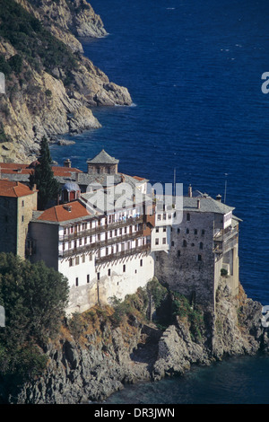 Clifftop Osiou Gregoriou monastero (c14th) appollaiato sulla rocciosa costa del Mar Egeo il Monte Athos in Grecia Foto Stock