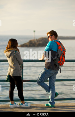 Coppia giovane sul molo di Redondo, Los Angeles, California. Foto Stock