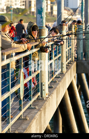 Pesca notturna da Redondo Pier, Los Angeles, California. Foto Stock