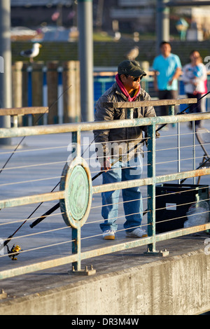 La pesca da Redondo Pier, Los Angeles, California. Foto Stock