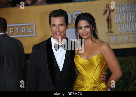 Los Angeles, Stati Uniti d'America. 18 gennaio, 2014. Attore Matthew McConaughey (L) e Camila Alves frequentare il ventesimo schermo annuale Actor's Guild Awards aka SAG Awards nel Santuario Auditorim a Los Angeles, Stati Uniti d'America, il 18 gennaio 2014. -Nessun servizio di filo- Credito: dpa picture alliance/Alamy Live News Foto Stock