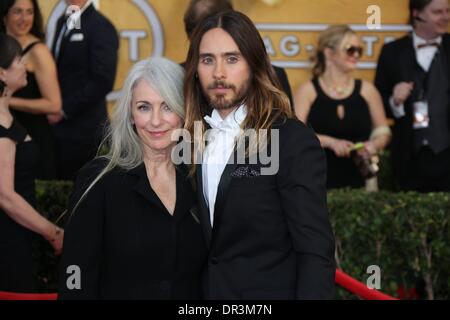 Los Angeles, Stati Uniti d'America. 18 gennaio, 2014. Attore Jared Leto (R) e madre di Costanza Leto frequentare il ventesimo schermo annuale Actor's Guild Awards aka SAG Awards nel Santuario Auditorim a Los Angeles, Stati Uniti d'America, il 18 gennaio 2014. -Nessun servizio di filo- Credito: dpa picture alliance/Alamy Live News Foto Stock