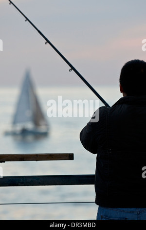Pescatore a Redondo Pier, Los Angeles, California. Foto Stock