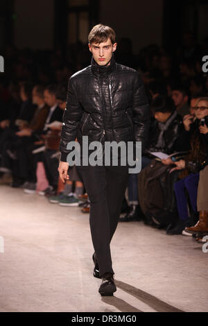 Parigi, Francia. 18 gennaio, 2014. Un modello indossa una creazione dal designer francese Véronique Nichanian come parte di Hermès autunno/inverno 2014/2015 collezione presentata durante la Parigi Homme mens' della settimana della moda di Parigi, Francia, 18 gennaio 2014. Parigi Homme mens' sfilate di moda fino al 19 gennaio 2014. Foto: Hendrik Ballhausen/dpa/Alamy Live News Foto Stock