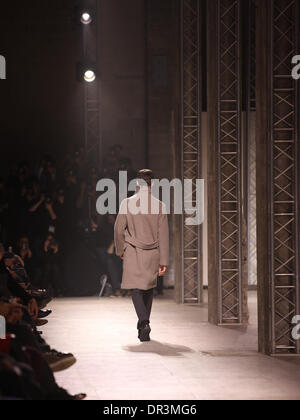 Parigi, Francia. 18 gennaio, 2014. Un modello indossa una creazione dal designer francese Véronique Nichanian come parte di Hermès autunno/inverno 2014/2015 collezione presentata durante la Parigi Homme mens' della settimana della moda di Parigi, Francia, 18 gennaio 2014. Parigi Homme mens' sfilate di moda fino al 19 gennaio 2014. Foto: Hendrik Ballhausen/dpa/Alamy Live News Foto Stock
