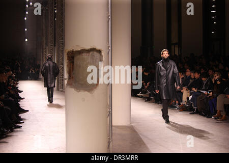 Parigi, Francia. 18 gennaio, 2014. Un modello indossa una creazione dal designer francese Véronique Nichanian come parte di Hermès autunno/inverno 2014/2015 collezione presentata durante la Parigi Homme mens' della settimana della moda di Parigi, Francia, 18 gennaio 2014. Parigi Homme mens' sfilate di moda fino al 19 gennaio 2014. Foto: Hendrik Ballhausen/dpa/Alamy Live News Foto Stock