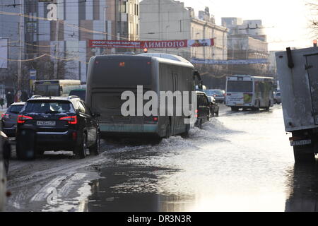 Kaliningrad, Russia 18th, Gennaio 2014 il sistema di approvvigionamento di acqua guasto. Dopo che il tubo di acqua il cracking dei Main Street a Kaliningrad - Leninsky Prospekt era allagata. Credito: Michal Fludra/Alamy Live News Foto Stock