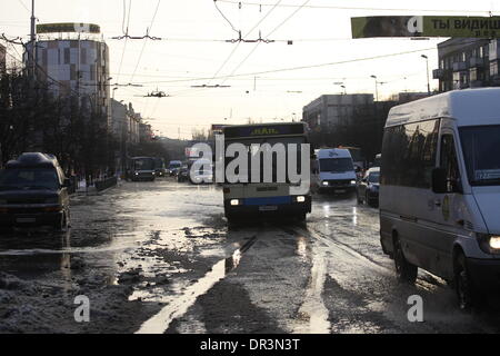 Kaliningrad, Russia 18th, Gennaio 2014 il sistema di approvvigionamento di acqua guasto. Dopo che il tubo di acqua il cracking dei Main Street a Kaliningrad - Leninsky Prospekt era allagata. Credito: Michal Fludra/Alamy Live News Foto Stock