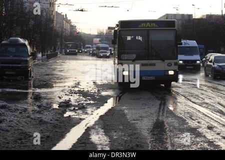 Kaliningrad, Russia 18th, Gennaio 2014 il sistema di approvvigionamento di acqua guasto. Dopo che il tubo di acqua il cracking dei Main Street a Kaliningrad - Leninsky Prospekt era allagata. Credito: Michal Fludra/Alamy Live News Foto Stock