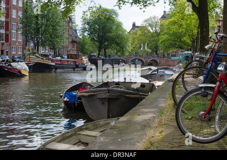 Un lato del canale di Amsterdam, Olanda Foto Stock