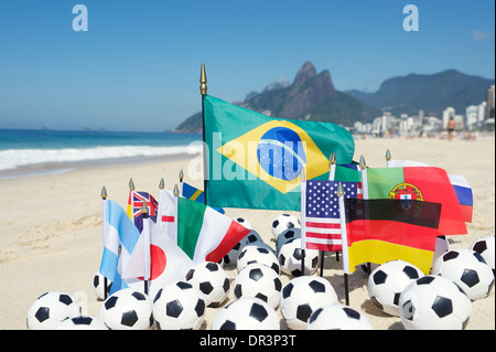 International soccer team bandiere con palloni da calcio sulla spiaggia di Rio de Janeiro in Brasile Foto Stock