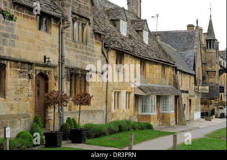 Cotswold tradizionali case in pietra, High Street, Broadway, il Costwolds, Worcestershire, England, Regno Unito, Gran Bretagna, Europa Foto Stock