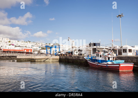 Tradizionale in rosso la pesca in barca nel porto di Puerto del Carmen, Lanzarote, Isole Canarie, Spagna Foto Stock